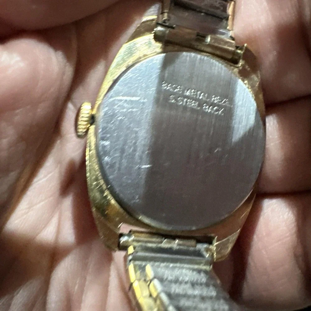 Working Vintage‎ 1970s TIMEX Women's 30mm Black Face Oval Mechanical Watch Gold